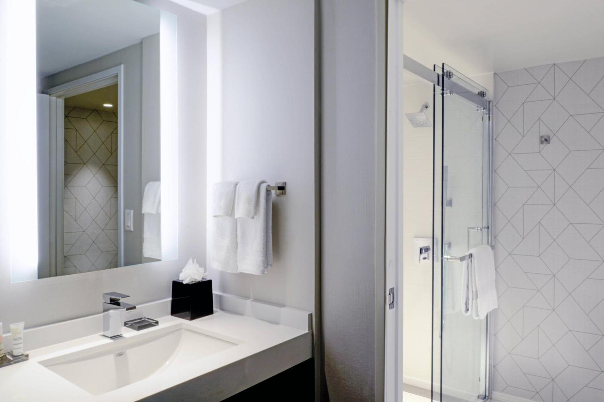 Long Beach Marriott Экстерьер фото