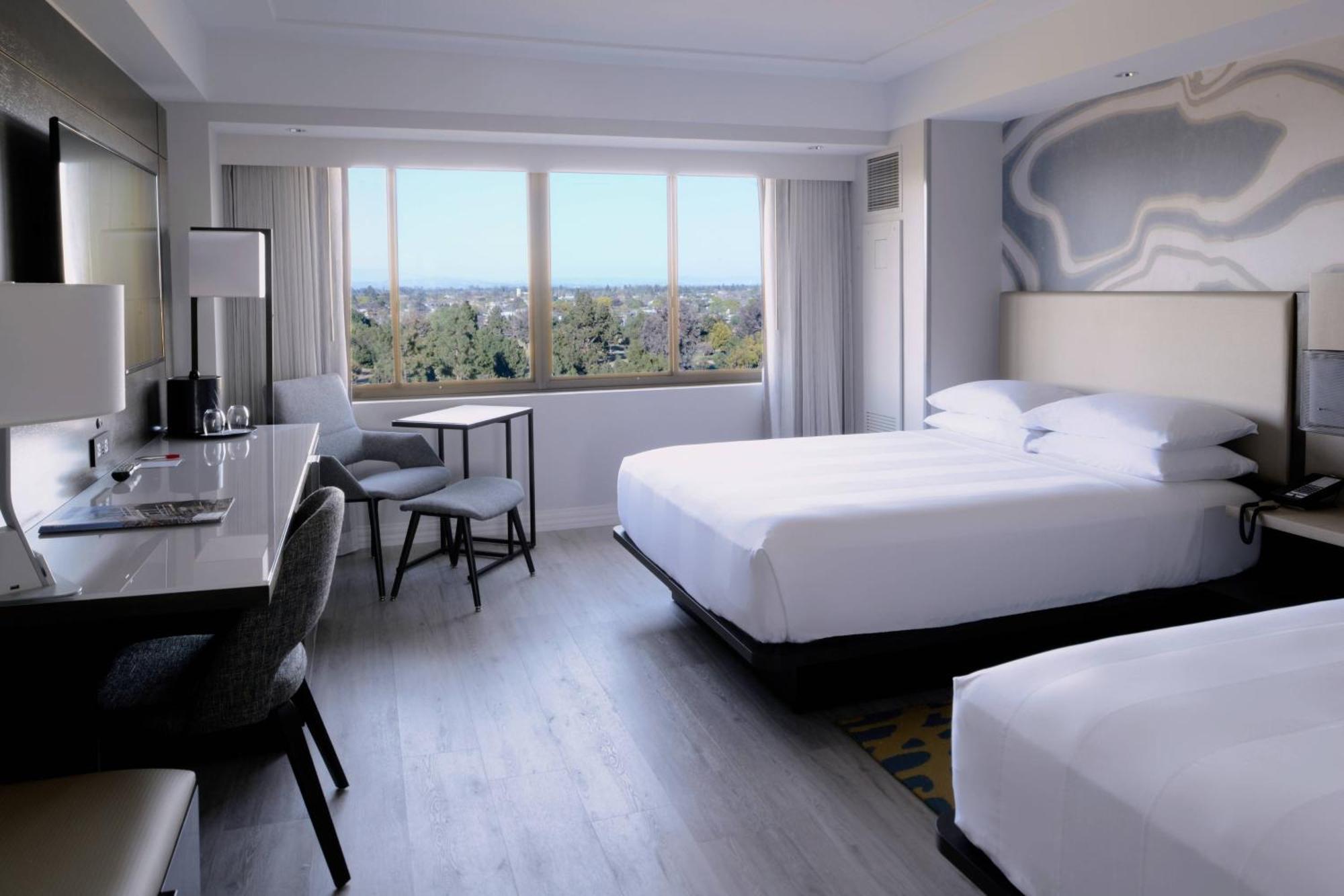 Long Beach Marriott Экстерьер фото