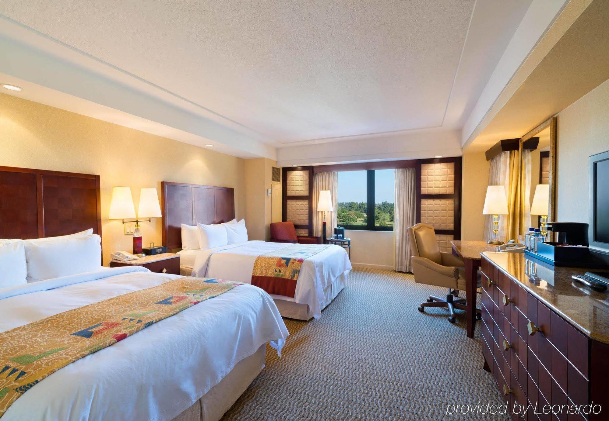 Long Beach Marriott Экстерьер фото