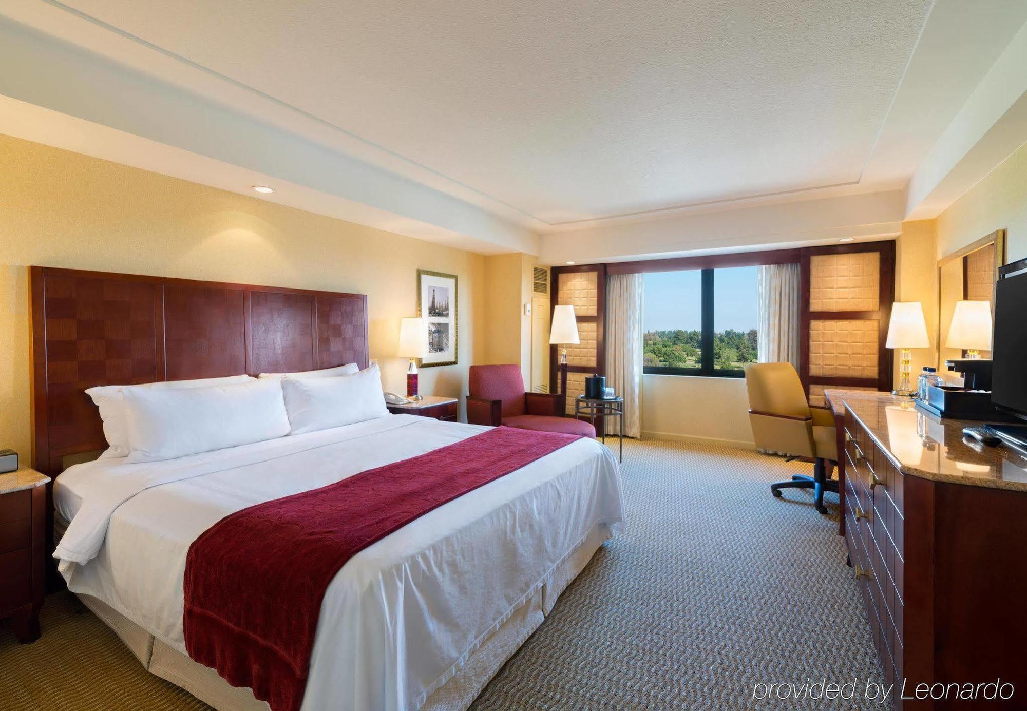 Long Beach Marriott Экстерьер фото